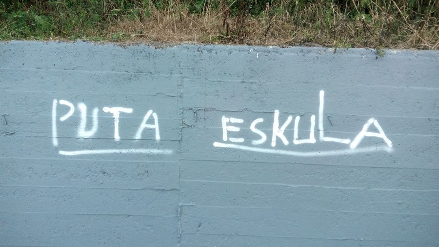 Pintadas en el patio del colegio