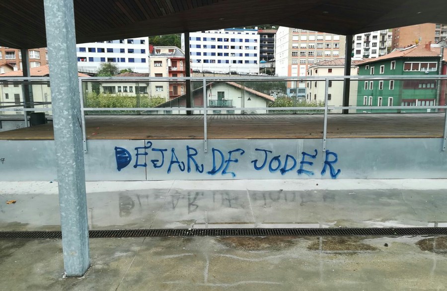 Pintadas en la terraza del polideportivo