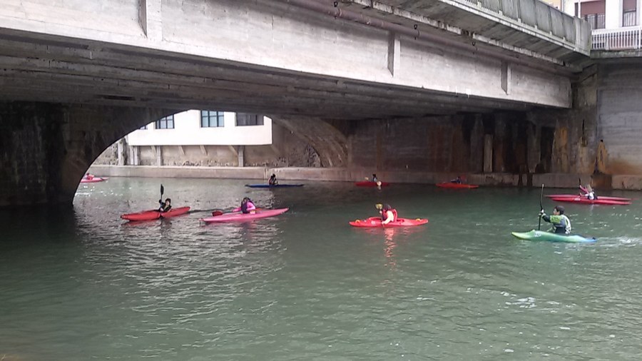 Piraguas en el río Deba Piraguas en el río Deba