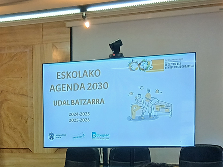 Presentación en el pleno de la valoración del mercado solidario del instituto de Soraluze, en el marco de la Agenda Escolar 2030