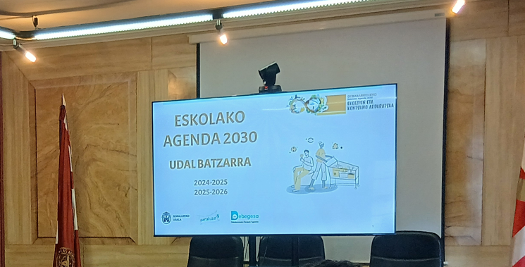 Presentación en el pleno de la valoración del mercado solidario del instituto de Soraluze, en el marco de la Agenda Escolar 2030