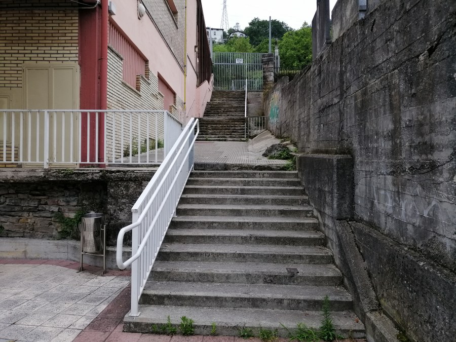 Renovación de las escaleras del colegio