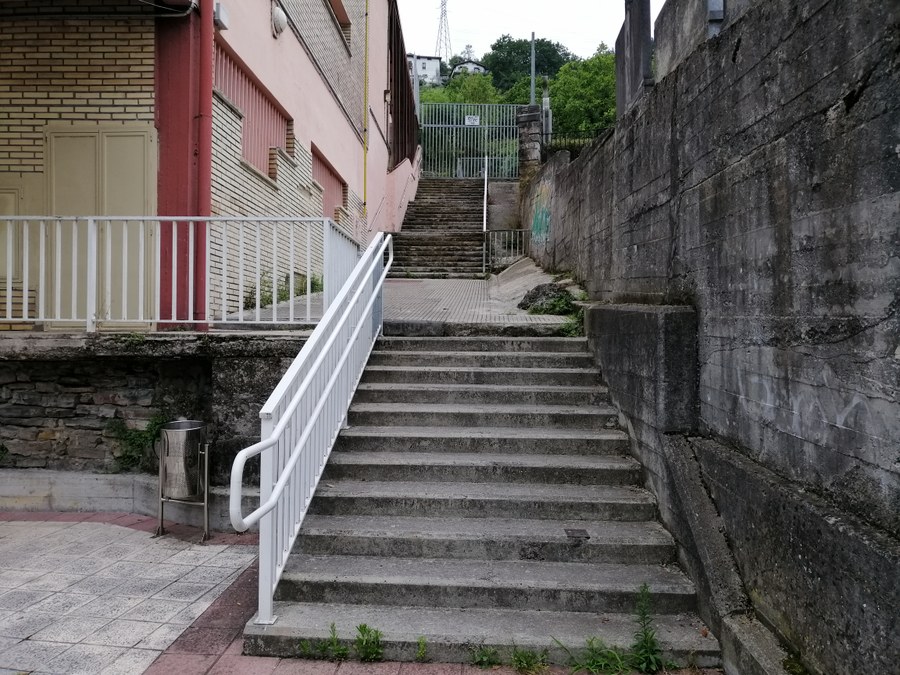 Renovación de las escaleras del colegio Renovación de las escaleras del colegio