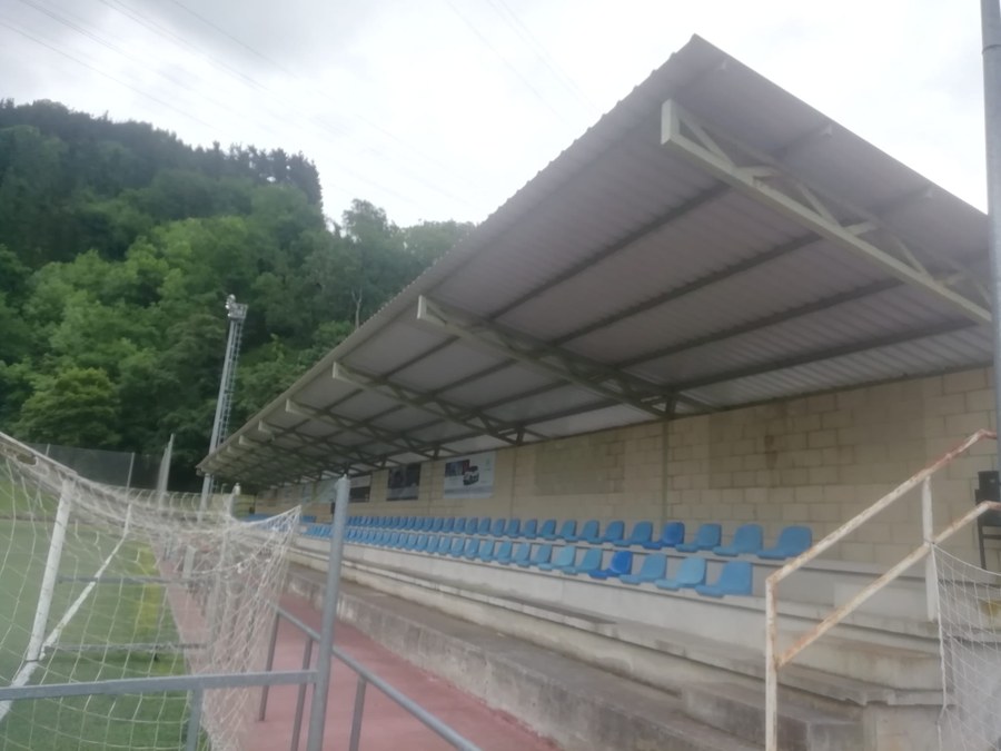 Reparación cubierta del campo del fútbol Reparación cubierta del campo del fútbol