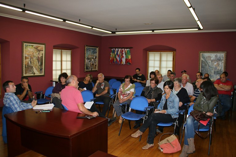 Reunión con los propietarios de los caseríos Reunión con los propietarios de los caseríos