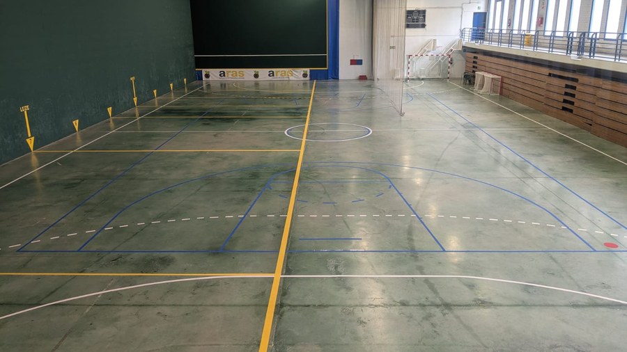 Se ha pintado el suelo del frontón del Polideportivo Municipal Arane durante los meses de verano Se ha pintado el suelo del frontón del Polideportivo Municipal Arane durante los meses de verano