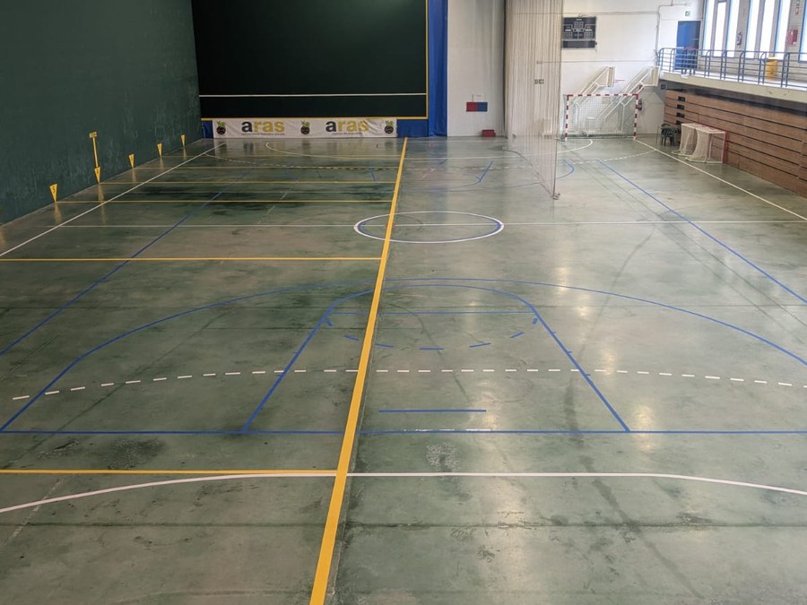 Se ha pintado el suelo del frontón del Polideportivo Municipal Arane durante los meses de verano