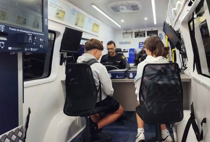 Ya se puede pedir cita para renovar el DNI y el pasaporte en Soraluze a través del servicio móvil VIDOC