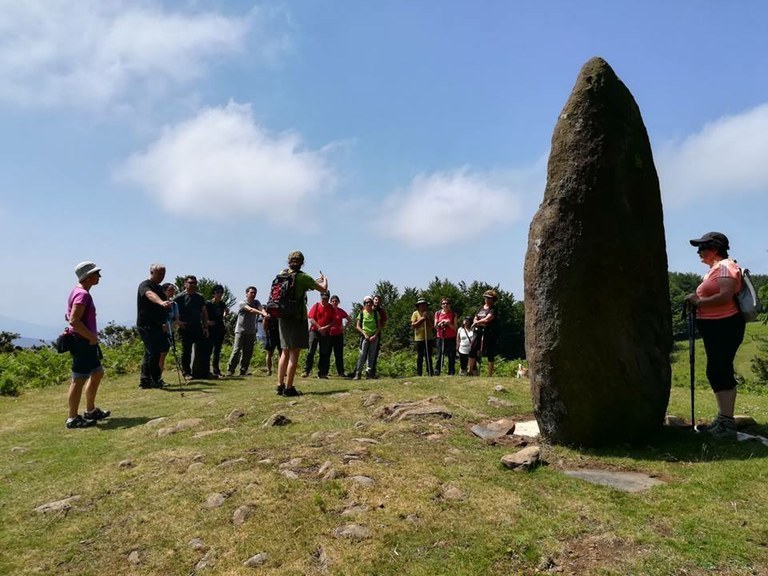 Bisita gidatua: Dolmenen ibilbidea