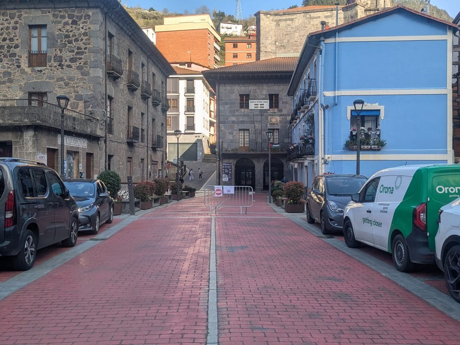 Aurrerantzean, goizeko 8:00etatik arratsaldeko 15:00ak arte izango da Zubi Nagusiko aparkalekuen zamalanetarako ordutegia