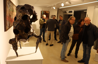 Corne Nuham eskulturgilearen lanak ikusgai Oreka Art galerian, abenduaren 2ra arte; txoriaren eskultura ere ikus daiteke SAPAren kanpoaldean