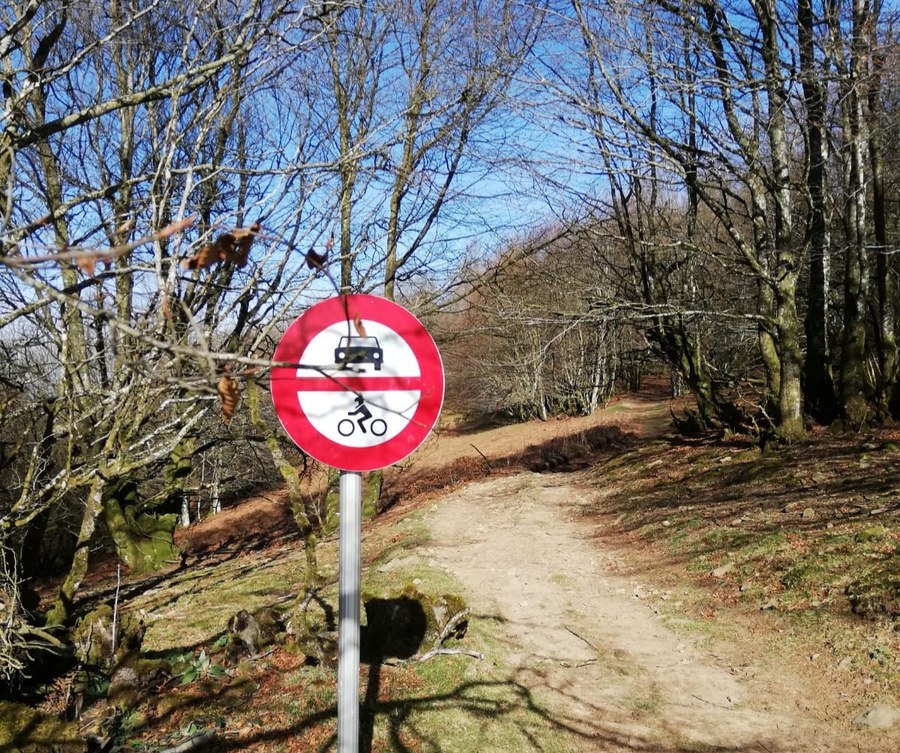Motordun ibilgailuentzako debekua Motordun ibilgailuentzako debekua