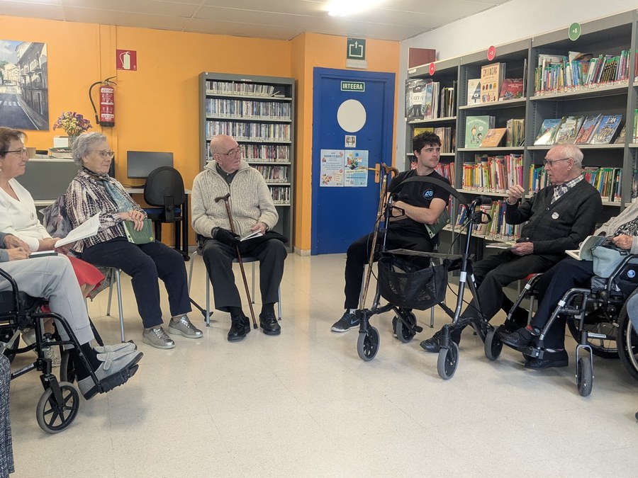 Euskaraldiaren egitarauarekin bat eginez, Irakurketa Errazeko saio irekia egin da gaur goizean Liburutegian