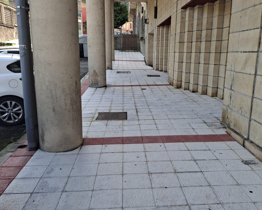 Ez irristatzeko tratamendua eman da Errekalden, Santa Ana kaleko arkupean eta Txuritxu atzeko gunean Ez irristatzeko tratamendua eman da Errekalden, Santa Ana kaleko arkupean eta Txuritxu atzeko gunean