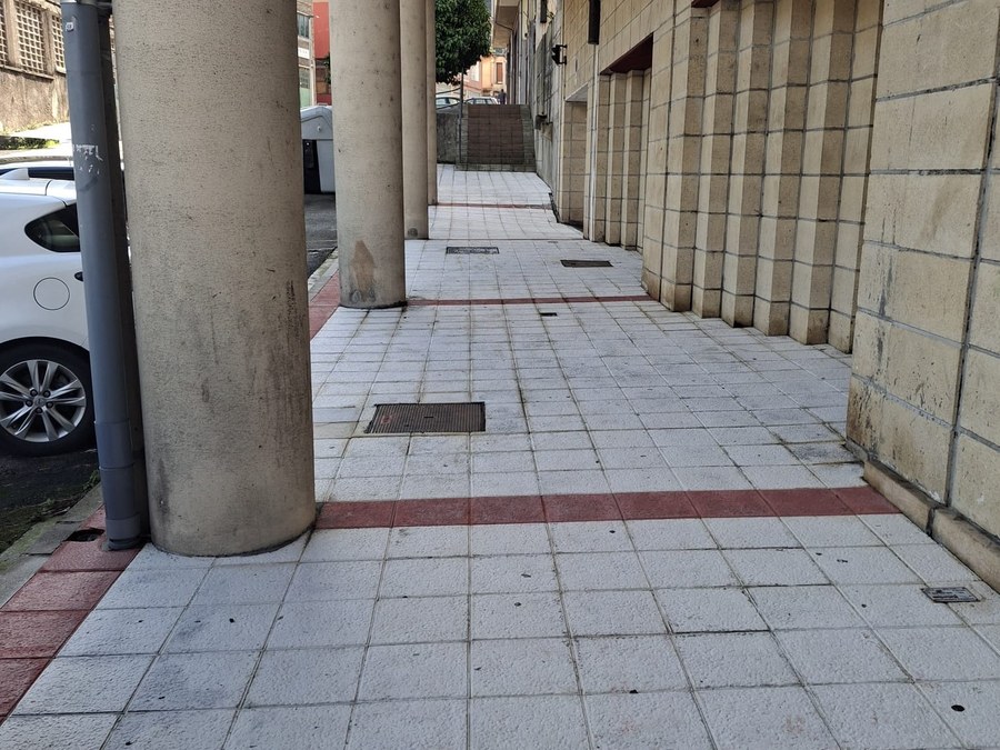 Ez irristatzeko tratamendua eman da Errekalden, Santa Ana kaleko arkupean eta Txuritxu atzeko gunean