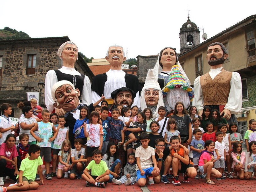 Gerturatzen ari dira aurtengo Santiago eta Santa Ana jaiak