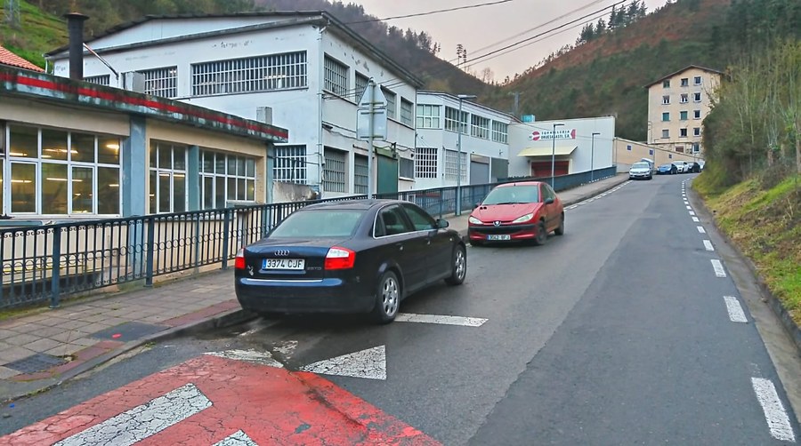 Debekatuta GI-3331 errepidean aparkatzea Debekatuta GI-3331 errepidean aparkatzea