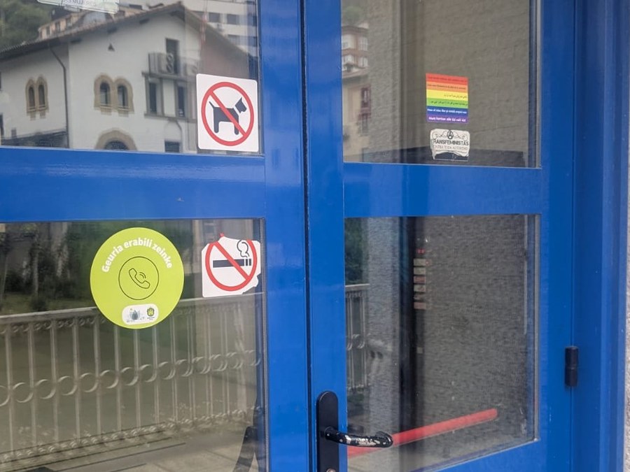 Jaso Burua Soraluzek Udalarekin elkarlanean, “Geuria Erabili Zeinke” kanpaina abiatu du herriko saltoki, taberna eta gune publikoekin batera