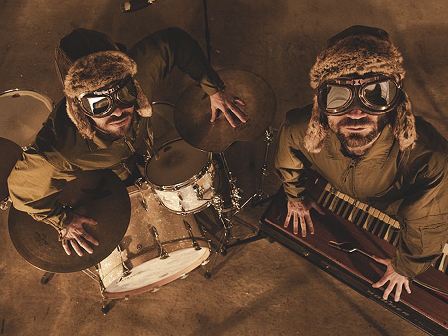 Kamikaze Helmets musika taldeak eta Oihana Arana bertsolariak emanaldia eskainiko dute domekan, urriaren 19an