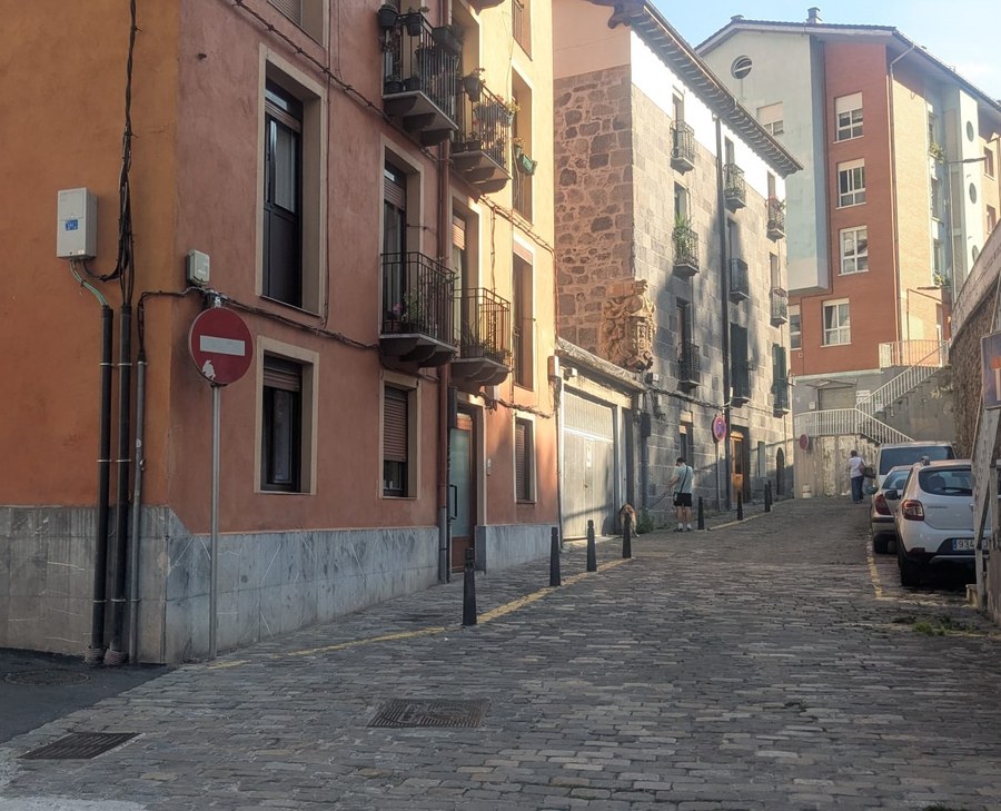 SAPA eta Baltegieta 22 bitarteko galtzada-harria birjartzeko lanak martitzenean, urriaren 21ean hasiko dira; aldaketak ekarriko ditu aparkaleku, garaje eta trafikoan. SAPA eta Baltegieta 22 bitarteko galtzada-harria birjartzeko lanak martitzenean, urriaren 21ean hasiko dira; aldaketak ekarriko ditu aparkaleku, garaje eta trafikoan.