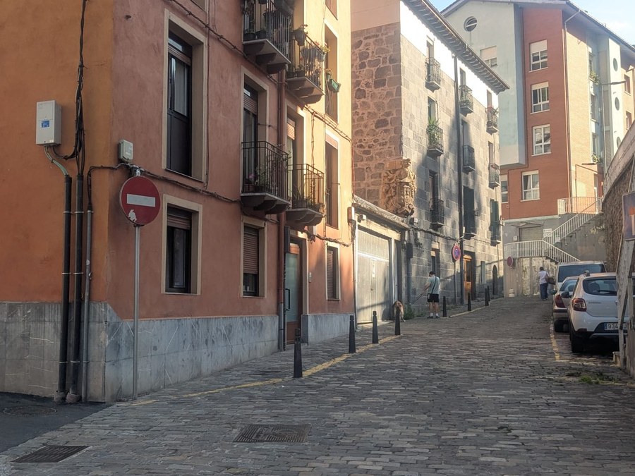 SAPA eta Baltegieta 22 bitarteko galtzada-harria birjartzeko lanak martitzenean, urriaren 21ean hasiko dira; aldaketak ekarriko ditu aparkaleku, garaje eta trafikoan.