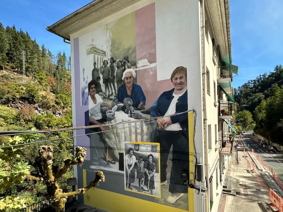 Udane Juaristi, "Udatxo", artistak bigarren mural bat egin du Txurrukenen, auzoko bizitzarekin lotura duena oraingoan