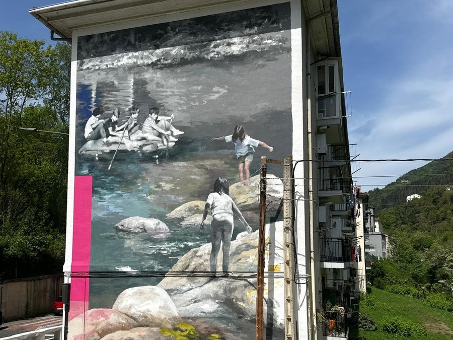 Udane Juaristi, "Udatxo", artistak murala egin du Txurrukenen, ibaiarekin lotutako bizipenetatik abiatuta