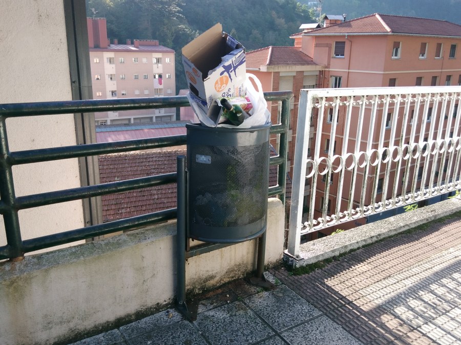 Edukiontzi bihurtutako zakarrontziak Edukiontzi bihurtutako zakarrontziak